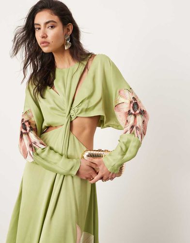 Robe longue satinée à manches chauve-souris avec broderie pétale et découpe - Asos Edition - Modalova