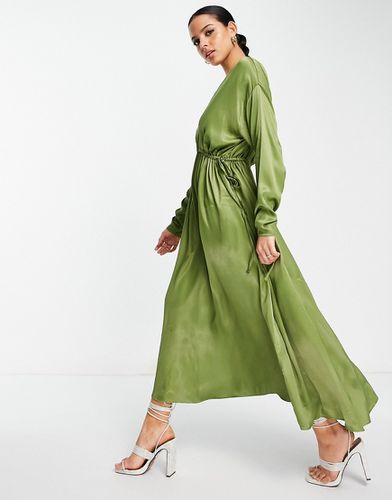 Robe mi-longue oversize en satin à décolleté en V et cordon de serrage - olive - Asos Edition - Modalova