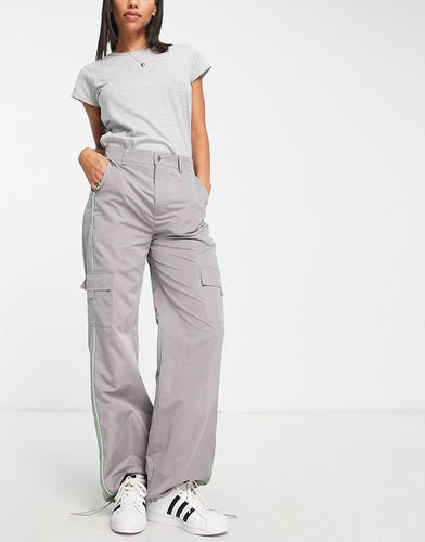 Pantalon cargo droit style années 2000 avec détails contrastants - Bailey Rose - Modalova