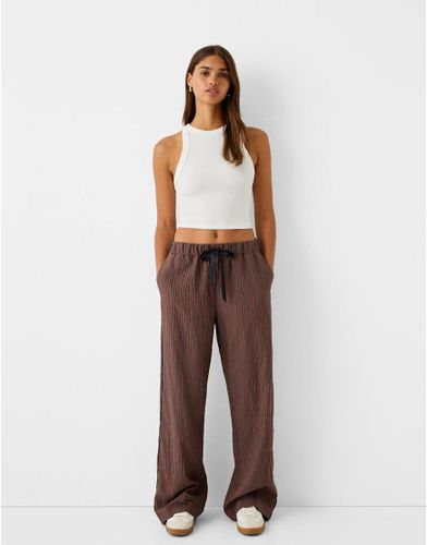 Pantalon ample resserré à la taille par un ruban - Marron rayé - Bershka - Modalova