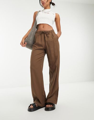 Pantalon large en lin noué à la taille - Marron - Bershka - Modalova