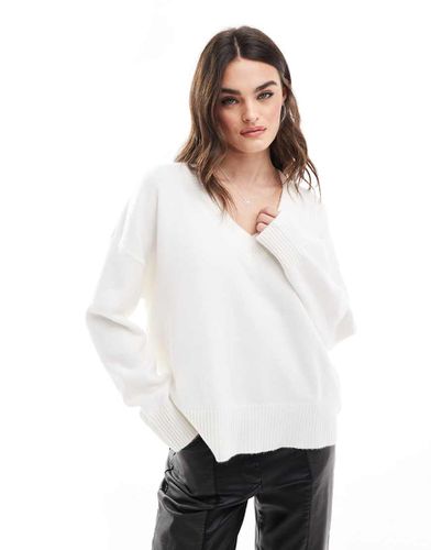 Pull duveteux à col V - Écru - Bershka - Modalova