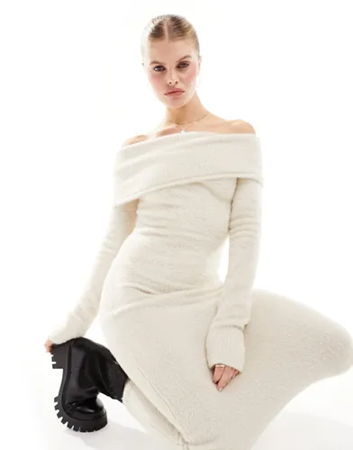Robe longue en maille duveteuse à encolure Bardot - Crème - Bershka - Modalova