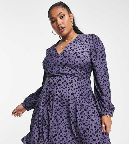 Robe courte virevoltante à col en V et motif floral - Glamorous Curve - Modalova