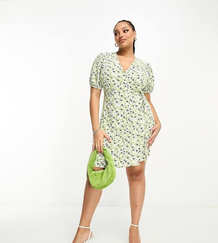 Robe portefeuille courte à fleurs rétro avec manches courtes - Vert - Glamorous Curve - Modalova