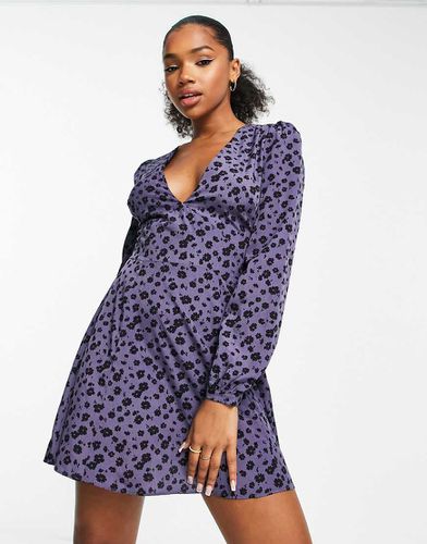 Robe courte virevoltante à col V et motif floral - Glamorous - Modalova