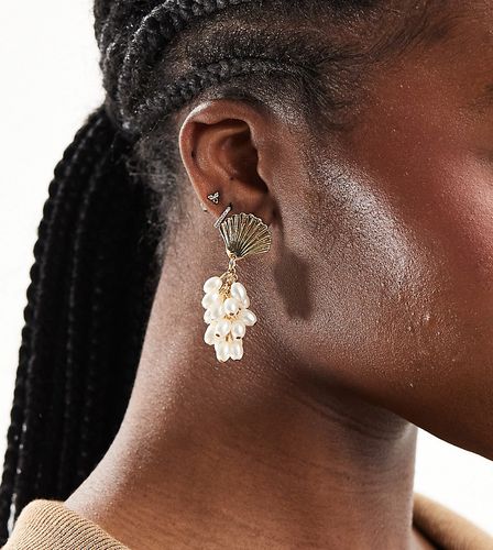 Boucles d'oreilles à pendant coquillage et perles - Designb London - Modalova