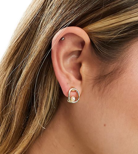 Petites puces d'oreilles ajourées avec perle - Designb London - Modalova
