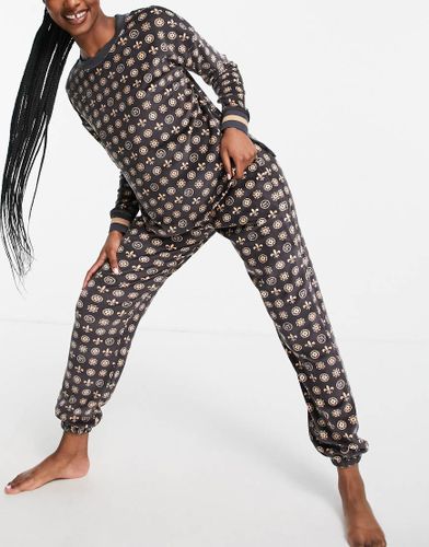 Ensemble confort en velours ultra stretch avec jogger et top à manches longues, imprimé logo et caurs sur l'ensemble - DKNY - Modalova