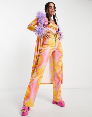 Pantalon évasé ajusté d'ensemble à taille basse style années 2000 avec ceinture et motif tourbillon années 70 - Elsie & Fred - Modalova