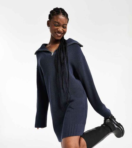 Exclusivité ASOS - Grace - Robe pull à col zippé - Bleu foncé - Weekday - Modalova