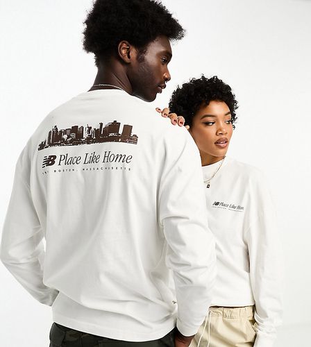 Exclusivité ASOS - - NB - T-shirt unisexe oversize à manches longues avec motif Place Like Home - Blanc et marron - New Balance - Modalova