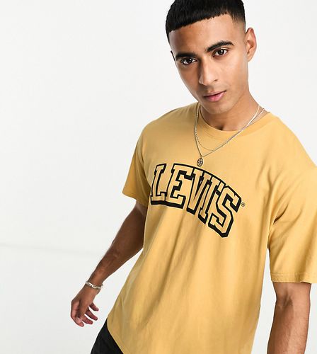 Exclusivité - x ASOS - T-shirt à logo universitaire - Fauve - Levi's - Modalova