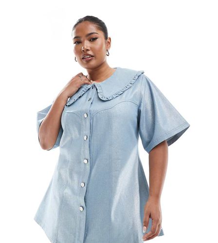 Exclusivité - Renée Studio x Michelle Nayla - Robe courte en jean avec col volanté oversize et détail métallisé - clair - Renee Studio - Modalova