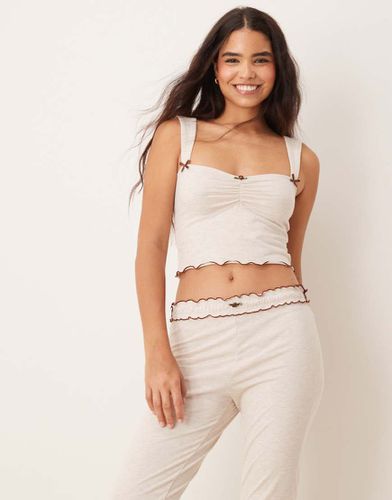 Exclusivité - Crop top de pyjama d'ensemble avec buste froncé et bords contrastants ondulés - Grège chiné - The Frolic - Modalova