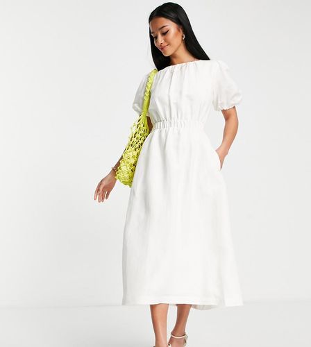 Robe babydoll en coton avec découpe dans le dos - Forever New Petite - Modalova
