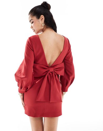 Robe courte à manches longues avec naud au dos - profond - Forever New - Modalova