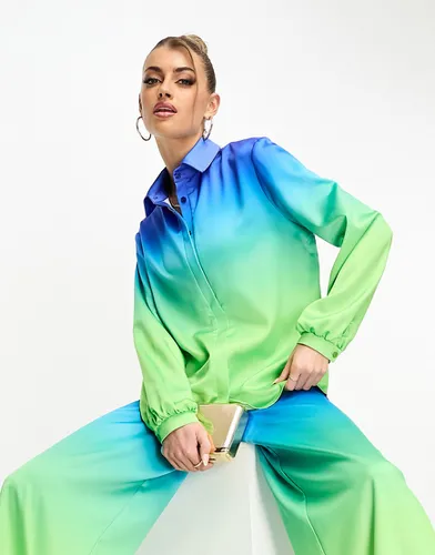 Chemise oversize boutonnée d'ensemble en satin à imprimé dégradé - Bleu et vert - Flounce London - Modalova