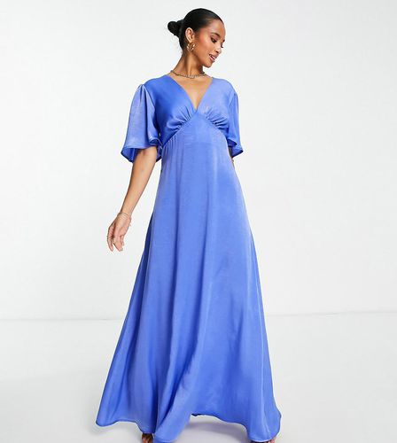 Robe longue en satin à manches évasées et décolleté plongeant - Flounce London Petite - Modalova