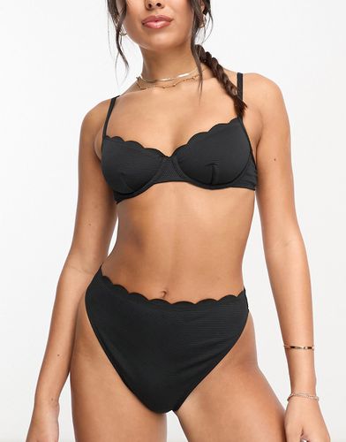 Bas de bikini échancré à taille haute et bords festonnés - Noir - Hunkemoller - Modalova