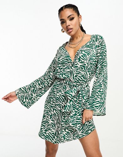 Robe courte à zébrures avec manches évasées et lien noué à la taille - Vert - I Saw It First - Modalova