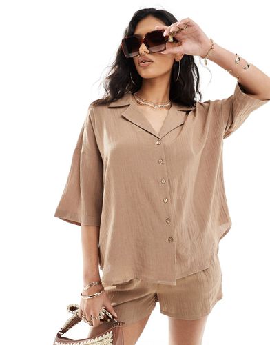 Chemise d'ensemble en aspect lin à manches courtes - Camel - In The Style - Modalova