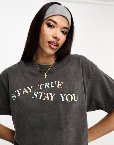 Exclusivité - T-shirt à inscription Stay True » - délavé - In The Style - Modalova