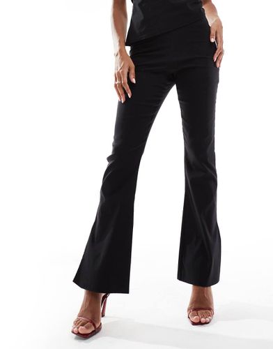 Pantalon d'ensemble évasé en bengaline avec fente sur le côté - In The Style - Modalova