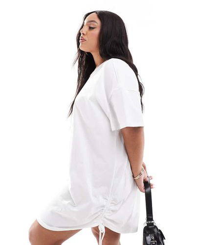 Exclusivité - Robe t-shirt courte et oversize avec fronces sur le côté - In The Style Plus - Modalova