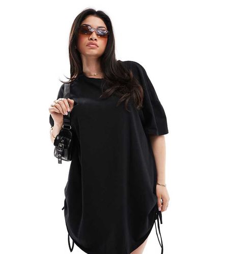 Robe t-shirt courte oversize et froncée avec liens sur les côtés - In The Style Plus - Modalova