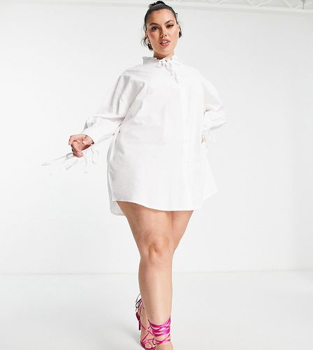 X Dani Dyer - Robe chemise avec manches froncées nouées - In The Style Plus - Modalova