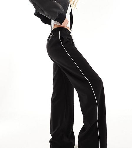 Pantalon large avec bande latérale et cordon de serrage contrastant à la taille - In The Style Tall - Modalova