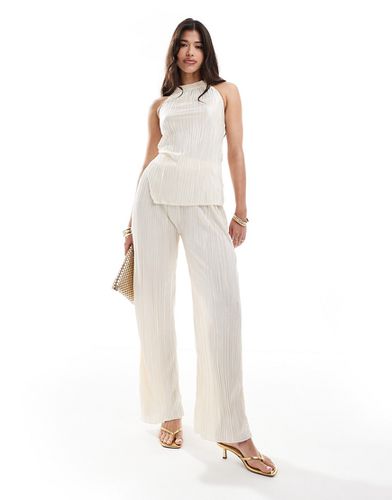 X Perrie Sian - Pantalon large d'ensemble en tissu plissé - Crème - In The Style - Modalova