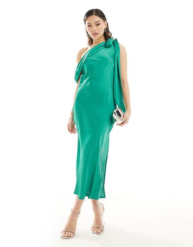 X Terrie McEvoy - Robe asymétrique mi-longue en satin avec encolure drapée - In The Style - Modalova