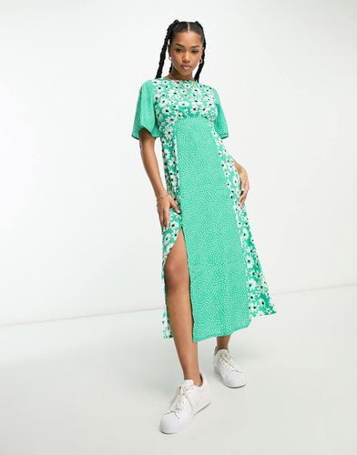 Robe rétro mi-longue à manches évasées avec fleurs et pois - Influence - Modalova