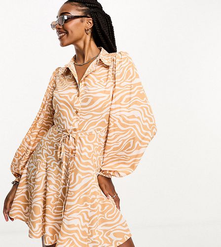 Robe courte à imprimé abstrait avec manches longues et lien noué à la taille - Beige - Influence Tall - Modalova