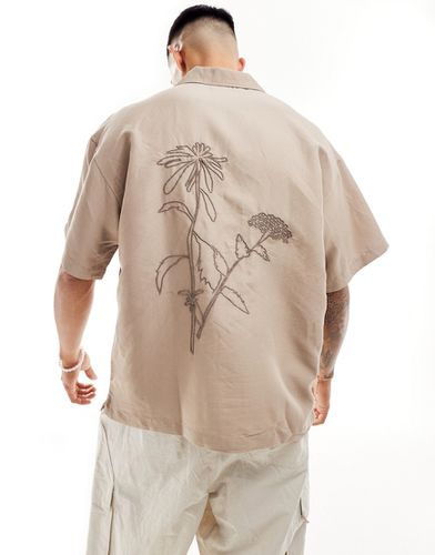 Chemise coupe carrée avec col à revers et fleurs brodées au dos - Beige - Jack & Jones - Modalova