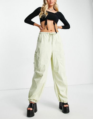 Pantalon cargo style parachute à taille basse - Sauge - Jaded London - Modalova