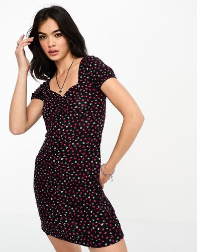 Robe courte à lanières croisées au dos et petites fleurs - Rouge et noir - Only - Modalova