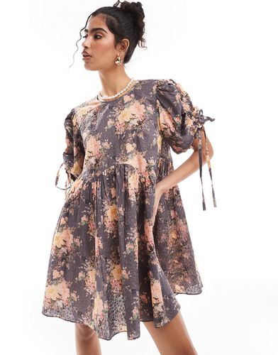 Robe babydoll courte à fleurs texturées avec manches volumineuses à liens - Other Stories - Modalova