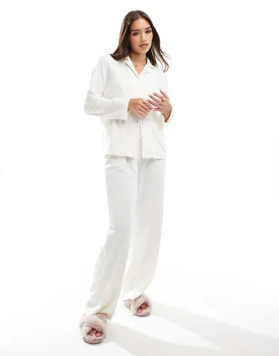 Pyjama en velours ultra-doux avec col à revers - Crème - Loungeable - Modalova