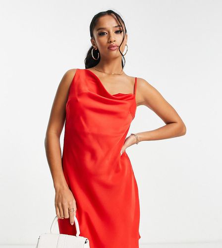 Robe courte asymétrique en satin à fronces - Lola May Petite - Modalova