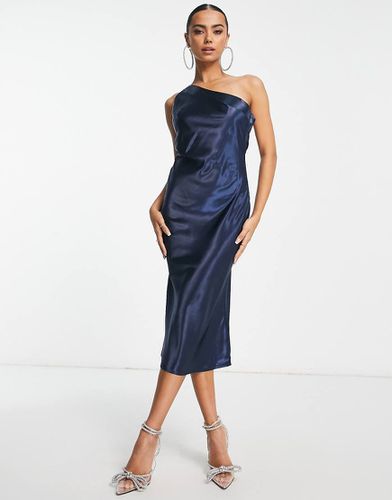 Robe mi-longue asymétrique en satin avec bretelle à strass - Lola May - Modalova