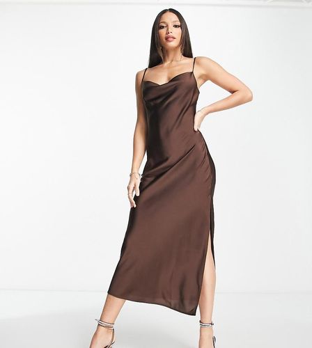 Robe mi-longue en satin à col bénitier - chocolat - Lola May Tall - Modalova