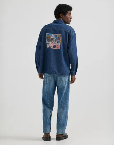 X Jean-Michel Basquiat - Capsule - Chemise en jean à enfiler style workwear avec imprimé artistique au dos - Délavage moyen - Lee - Modalova