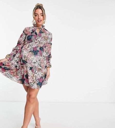 Robe courte à imprimé petites fleurs avec col montant et volants superposés - Little Mistress Maternity - Modalova