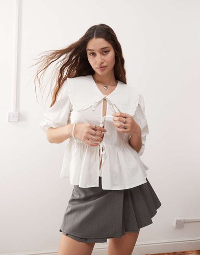 Blouse à col volanté, manches longues et basque - Monki - Modalova