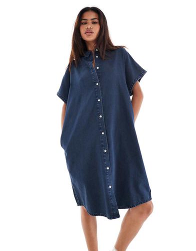 Robe chemise courte en denim - moyen délavé - Monki - Modalova