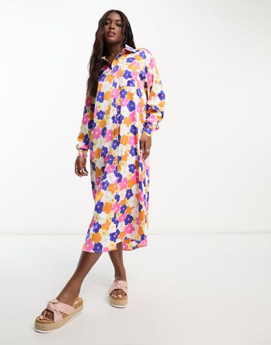 Robe chemise longue en satin fleuri - Monki - Modalova