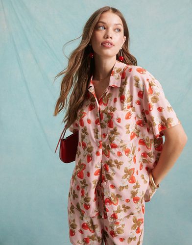 Chemise d'ensemble de vacances à manches courtes aspect lin - Imprimé fraises - Miss Selfridge - Modalova